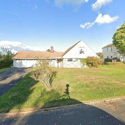 42 Falcon Rd, Levittown, PA 19056