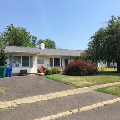 5 Stream Ln, Levittown, PA 19055