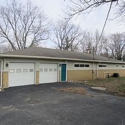 204 N 1 St St, Wolcottville, IN 46795