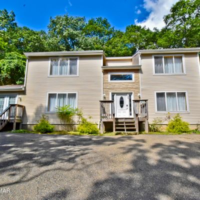 27 Brunswick Dr, Mount Pocono, PA 18344