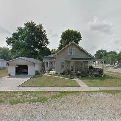 321 N Mulberry St, Clinton, IL 61727