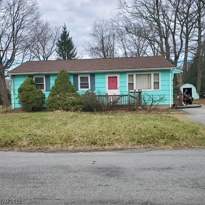 8 Lakeview Rd, Stockholm, NJ 07460