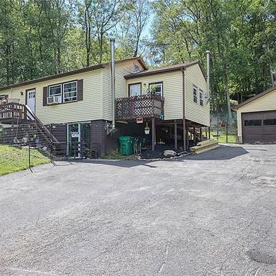 2112 Fawn Ln, Bushkill, PA 18324