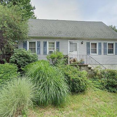 4 Robins Sq E, Norwalk, CT 06854