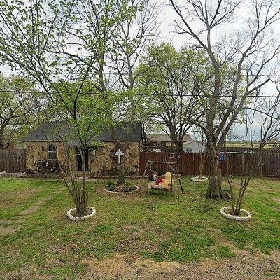 1025 N Anna St, Pilot Point, TX 76258