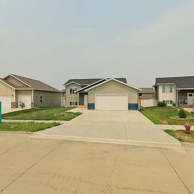 1934 Yellowstone Cir, Dickinson, ND 58601