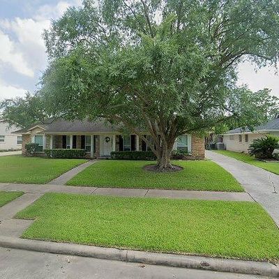 5843 Queensloch Dr, Houston, TX 77096