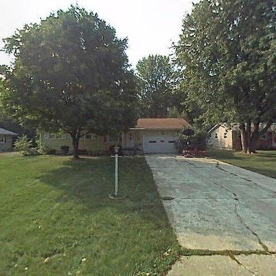 707 Portage Dr, Fostoria, OH 44830