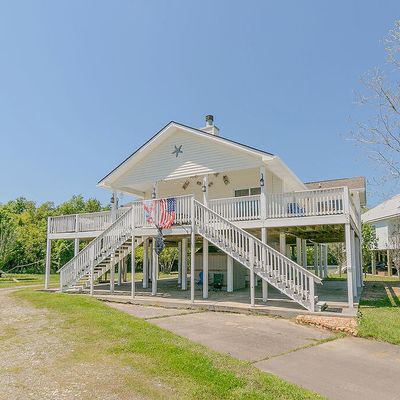 121 Vacation Ln, Waveland, MS 39576