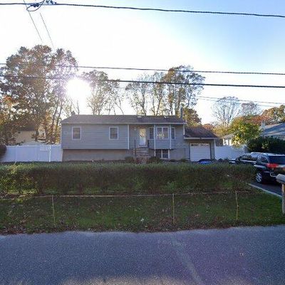 69 Forrest Ave, Shirley, NY 11967