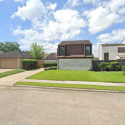 16606 Neumann Dr, Houston, TX 77058