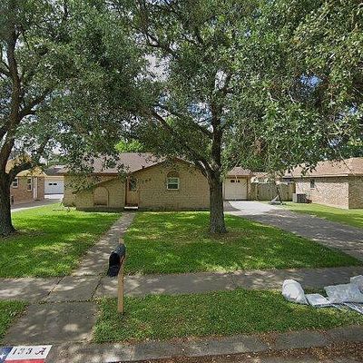 133 Spruce St, Lake Jackson, TX 77566