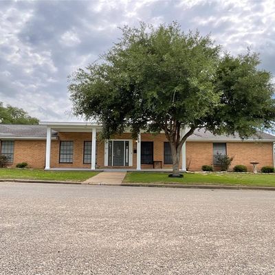 712 N Ridge St, Hallettsville, TX 77964