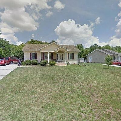 101 Mccleskey Dr, Yadkinville, NC 27055