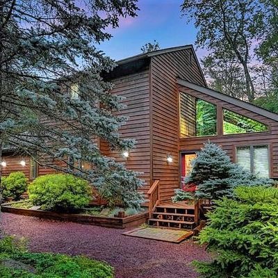 1121 Bear Track Trl, Pocono Pines, PA 18350