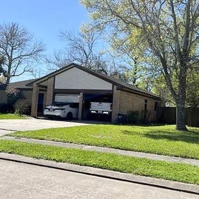 113 Mistletoe St, Lake Jackson, TX 77566