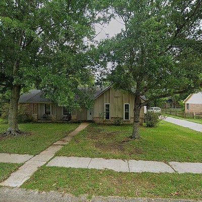 1221 King Henry Dr, Ocean Springs, MS 39564