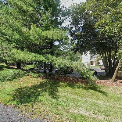 16 Fryer Ct, Hightstown, NJ 08520