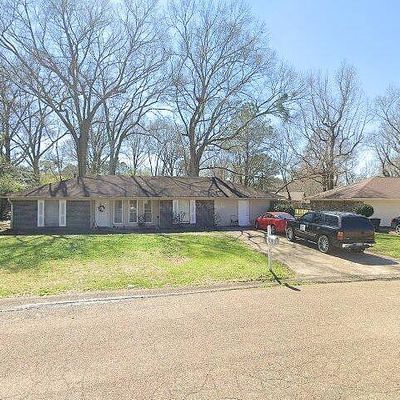 135 Oakridge Dr, Jackson, MS 39212