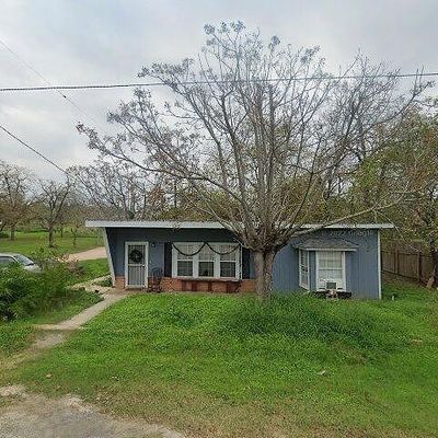 1606 J St, Floresville, TX 78114