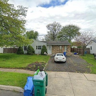 24 Mistletoe Ln, Levittown, PA 19054