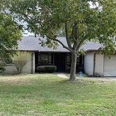 208 Willow St, Sealy, TX 77474