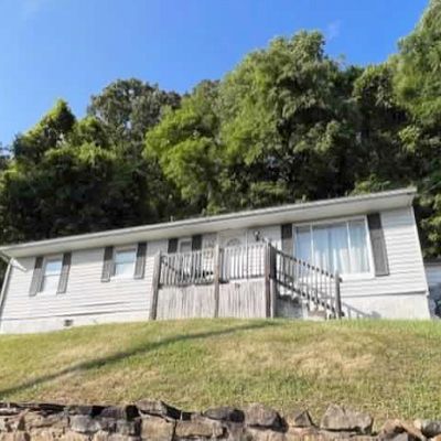 221 Hillside Dr, Nitro, WV 25143