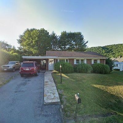 313 Hillcrest Dr, Bluefield, VA 24605