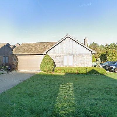 33801 Pine Ridge Dr W, Fraser, MI 48026