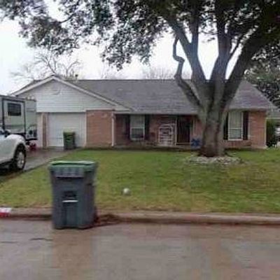 2909 Livingston Dr, Pearland, TX 77584