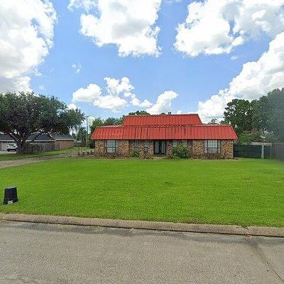 425 Meadowgreen Dr, Port Neches, TX 77651