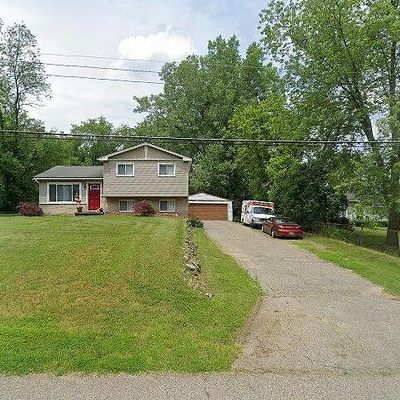 4266 Fenmore Ave, Waterford, MI 48328