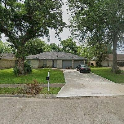 509 Southern Oaks Dr, Lake Jackson, TX 77566