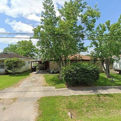 713 W Live Oak St, Angleton, TX 77515