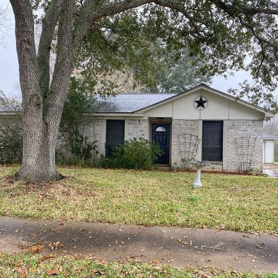 717 Betty St, Angleton, TX 77515