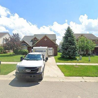 724 Pinecreek Dr, Fenton, MI 48430