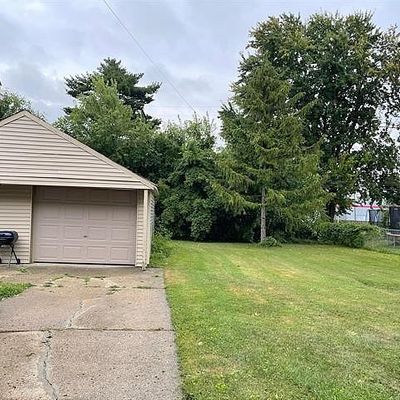 5666 Helen St, Garden City, MI 48135