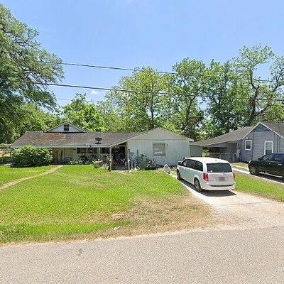 617 E Bernard St, West Columbia, TX 77486