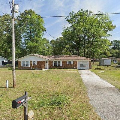 818 Debbie Dr, Hinesville, GA 31313