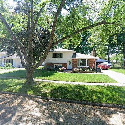 909 Newport Dr, Fenton, MI 48430