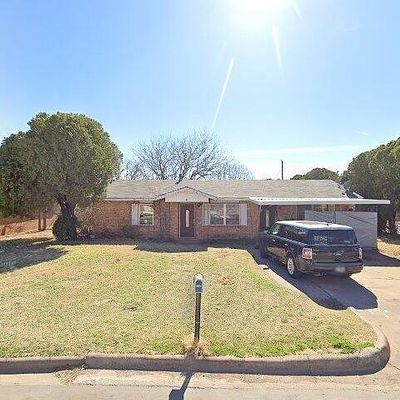 915 W Louisa Ave, Iowa Park, TX 76367