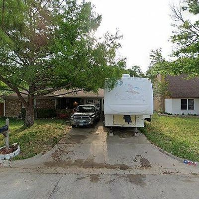 924 Red Oak St, Azle, TX 76020