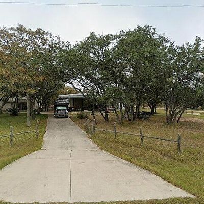 805 Killarney Rd, Floresville, TX 78114