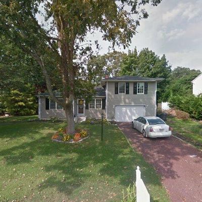 101 Rugby Dr, Shirley, NY 11967