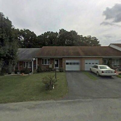 18023 Putter Dr, Hagerstown, MD 21740