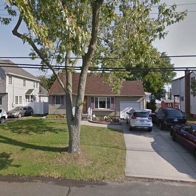 242 30 Th St, Lindenhurst, NY 11757