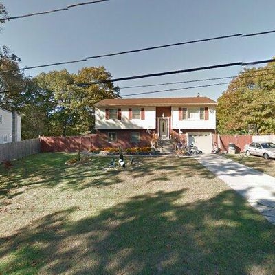 29 Belmont Dr, Shirley, NY 11967