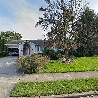 4 Kensington Dr, Camp Hill, PA 17011