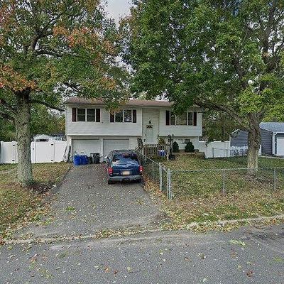 42 Larry Rd S, Selden, NY 11784