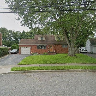 88 Westwood Rd N, Massapequa Park, NY 11762